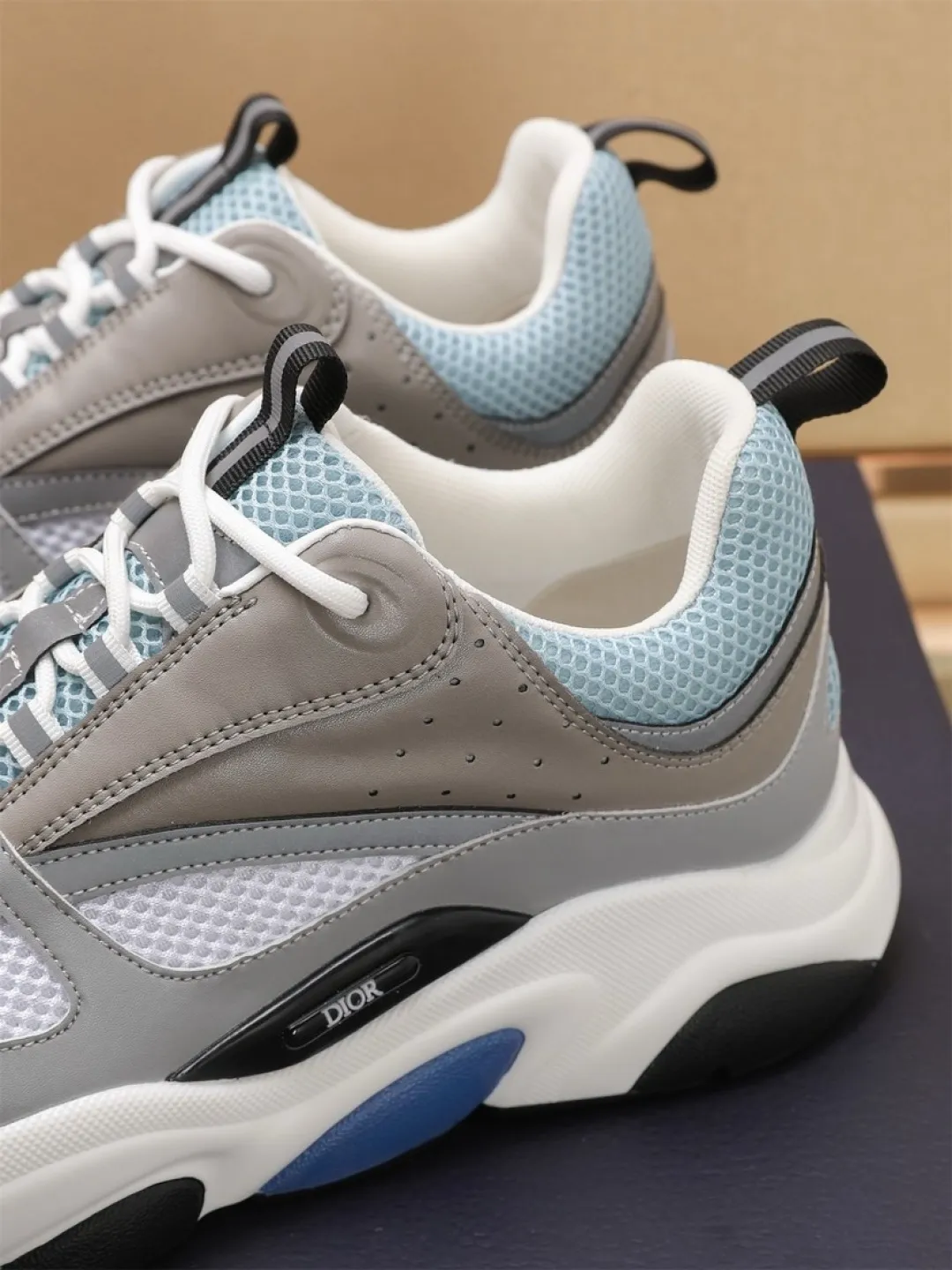 Men's shoes 💰P460💰【Dior】Dior✨ is online at the same time👏 This casual sneaker is a new product in the series and continues Di*r's classic style. The upper is made of original mesh and cow leather, with a two-color textured outsole, and the brand's iconic details on the rear collar and heel to enhance the style. Fashionable and versatile. Wear it with jeans or slacks for a casual look. Size: 38-44 (45 customized)